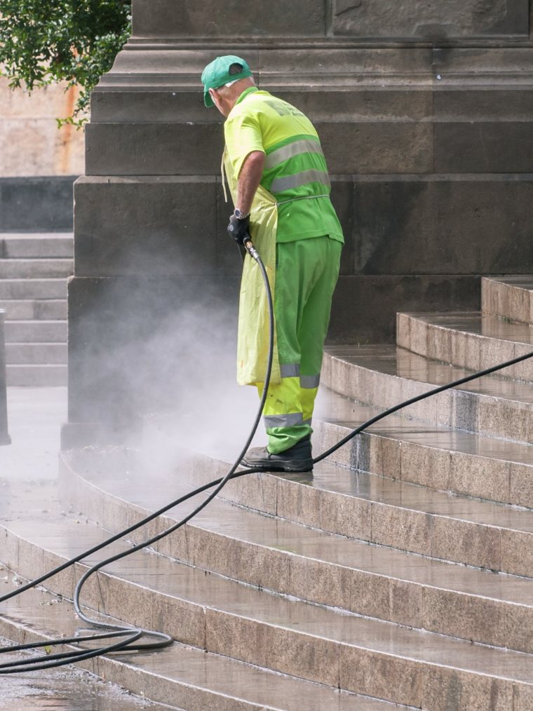 Pflege von Außenanlagen durch Clean Revolution